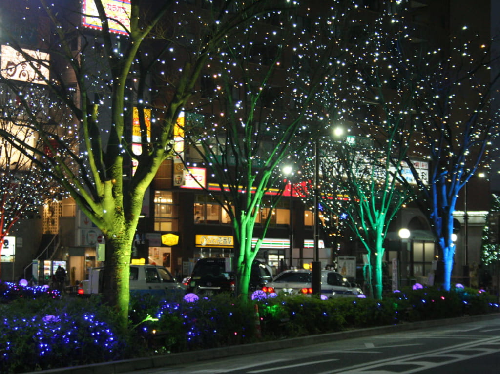 亀有駅前の木立を彩る光の演出