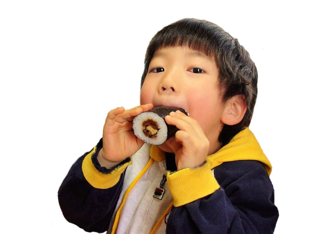恵方巻をほおばる男の子