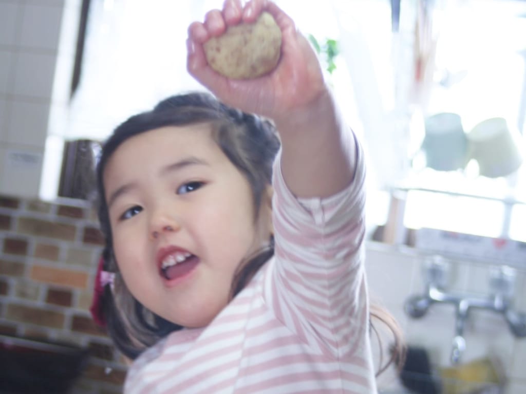 お団子を作る女の子