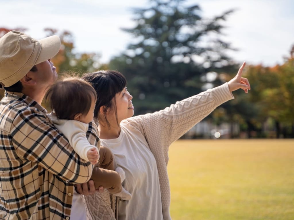 公園を散策する家族