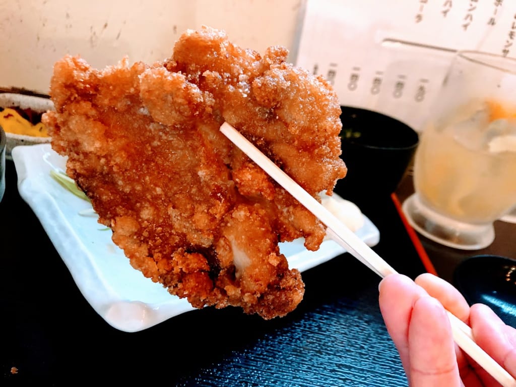 大判唐揚げの大きさをご覧ください