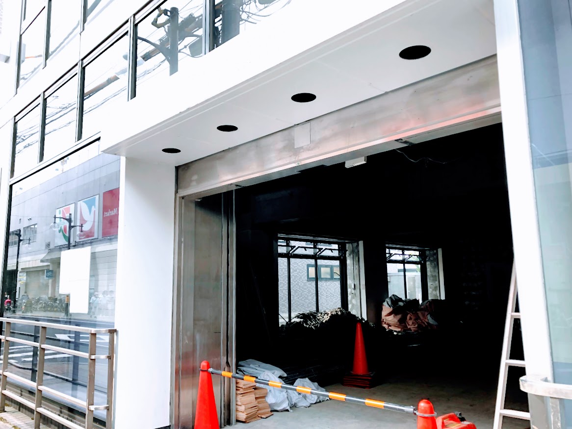 解体作業の始まったもと三菱UFJ銀行の建物