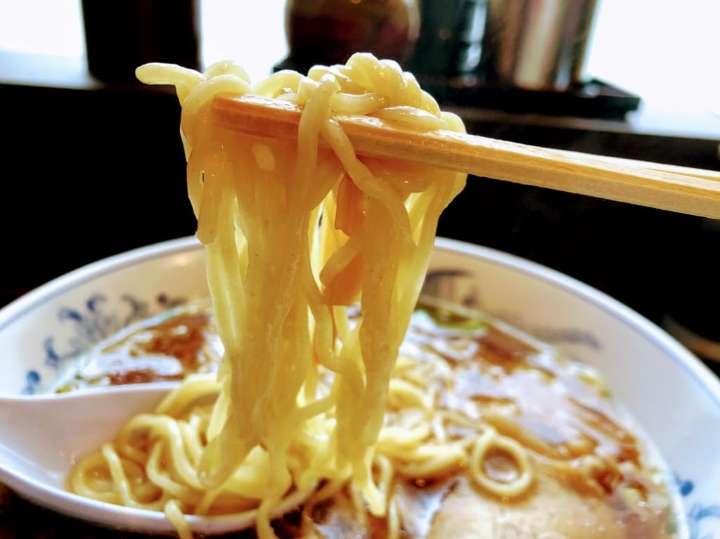 コシのあるストレートの中細麺