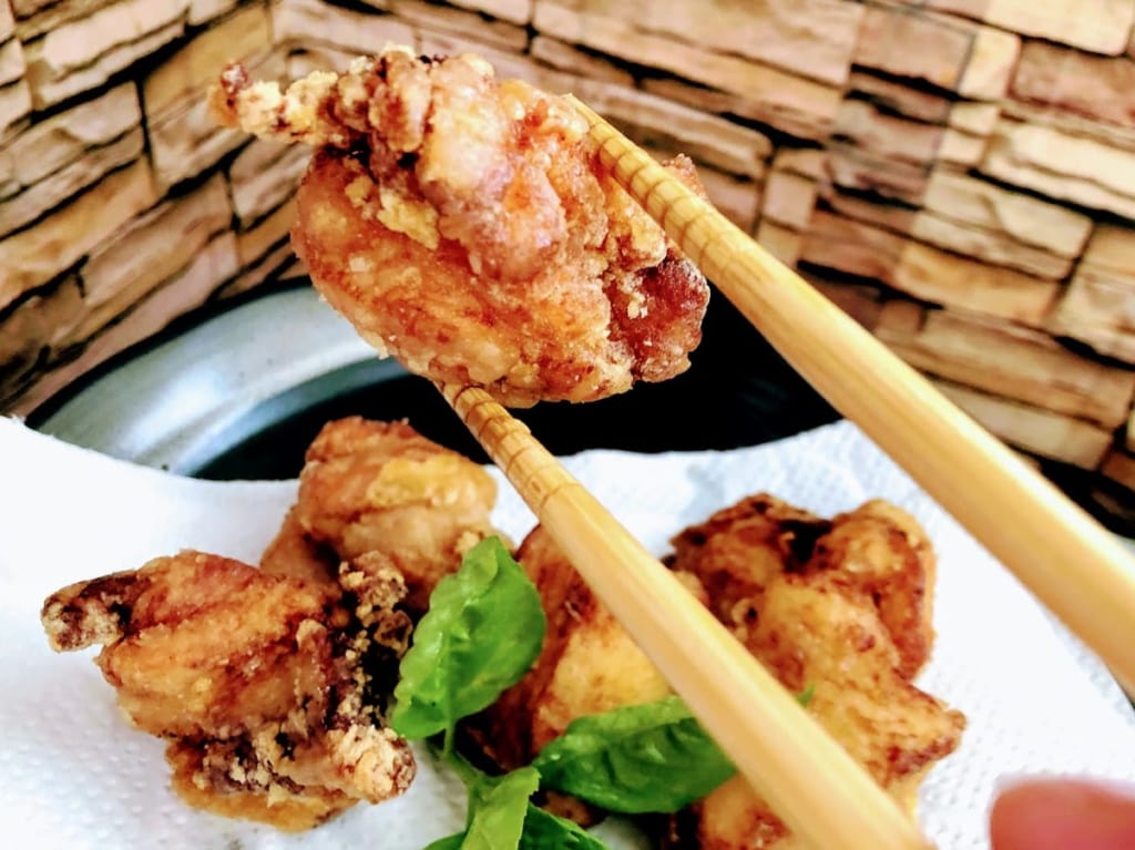 タレにしっかり漬け込まれたジューシーなからあげ