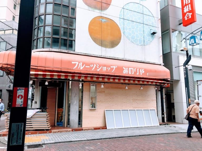 板が貼られた店舗部分