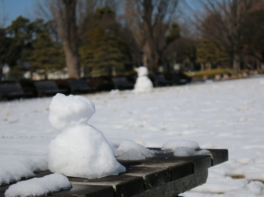 大きな雪だるまの手前に手のひらサイズの雪だるま