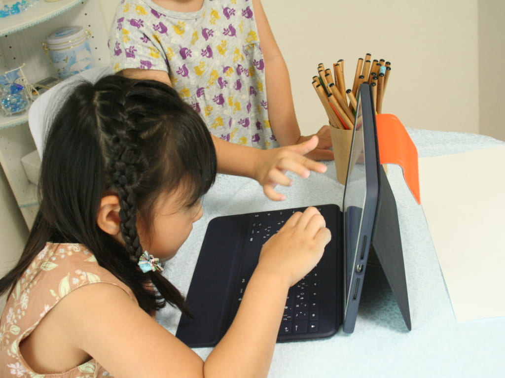 タブレットでお勉強する子どもたち