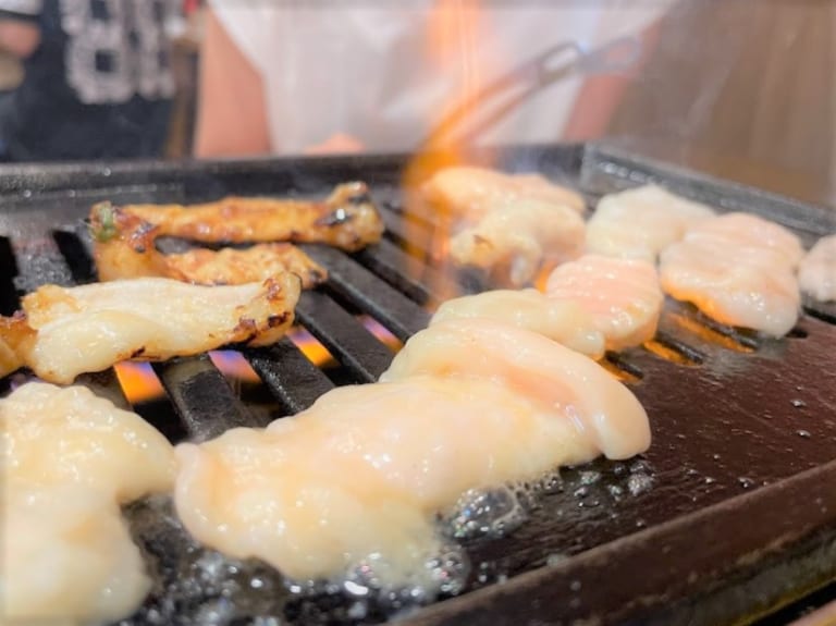 炎の上がる鉄板が食欲を倍増