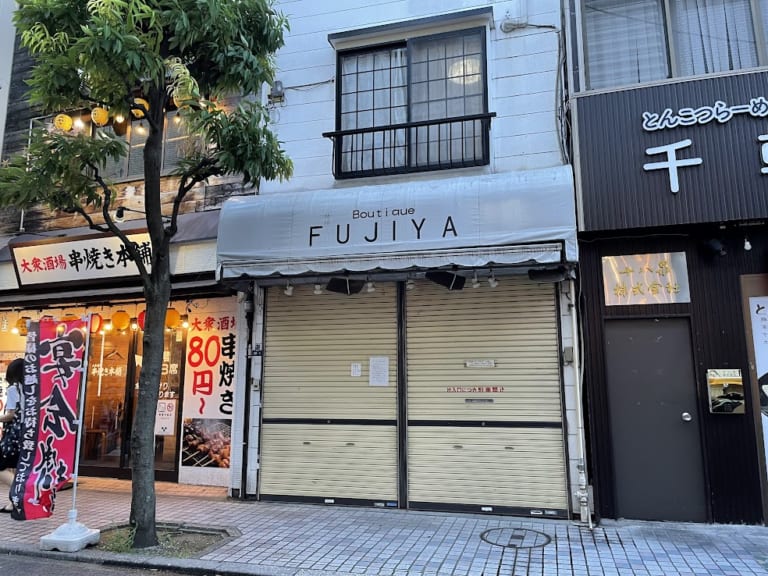 シャッターには貼り紙が