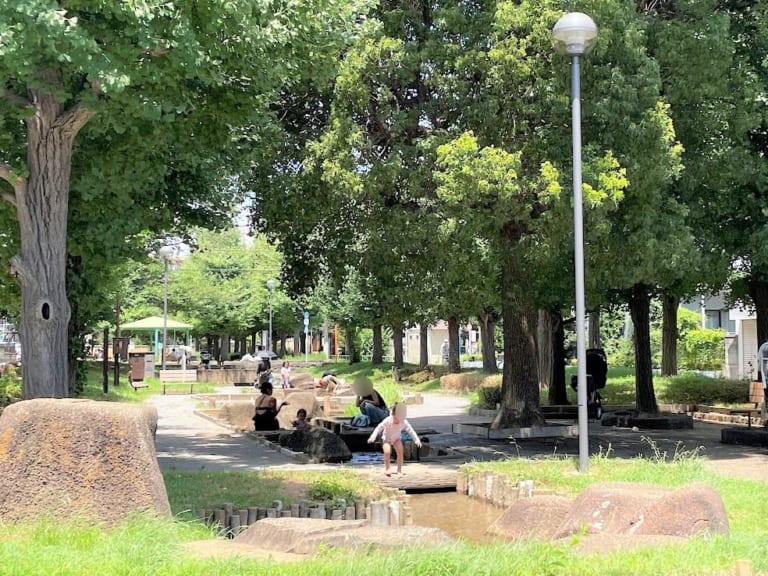 木陰の多い西亀有せせらぎ公園