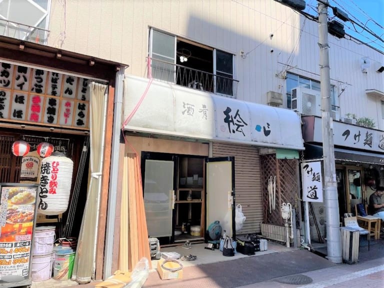 しばらくシャッターが閉まったままだったお店で改装工事が