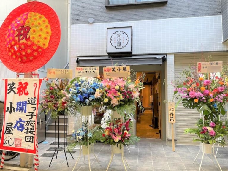 店頭の大量の花輪にびっくり