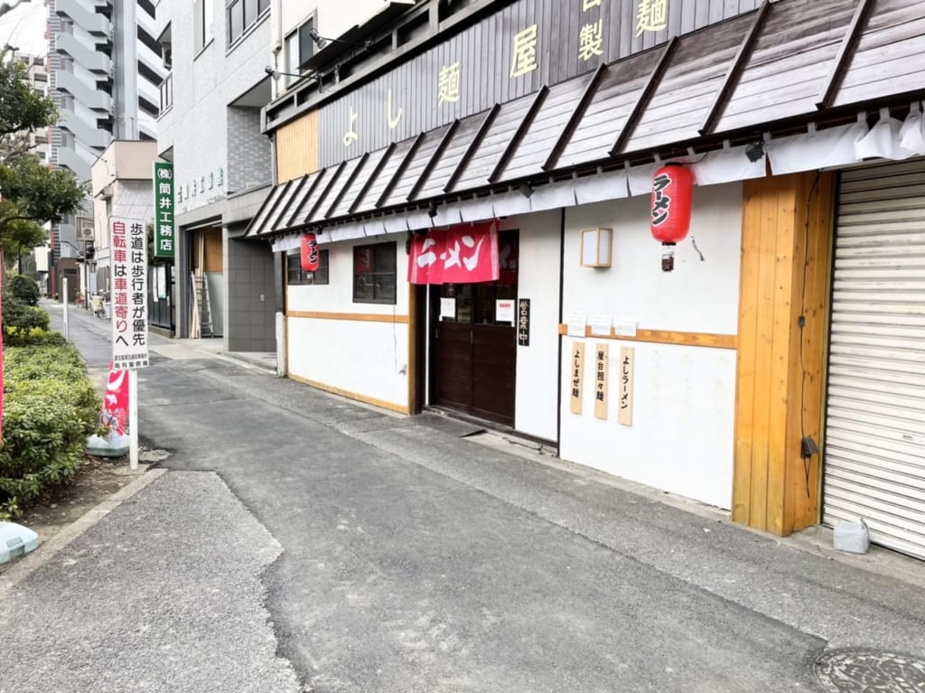 赤い暖簾に「営業中」の札が出た店頭