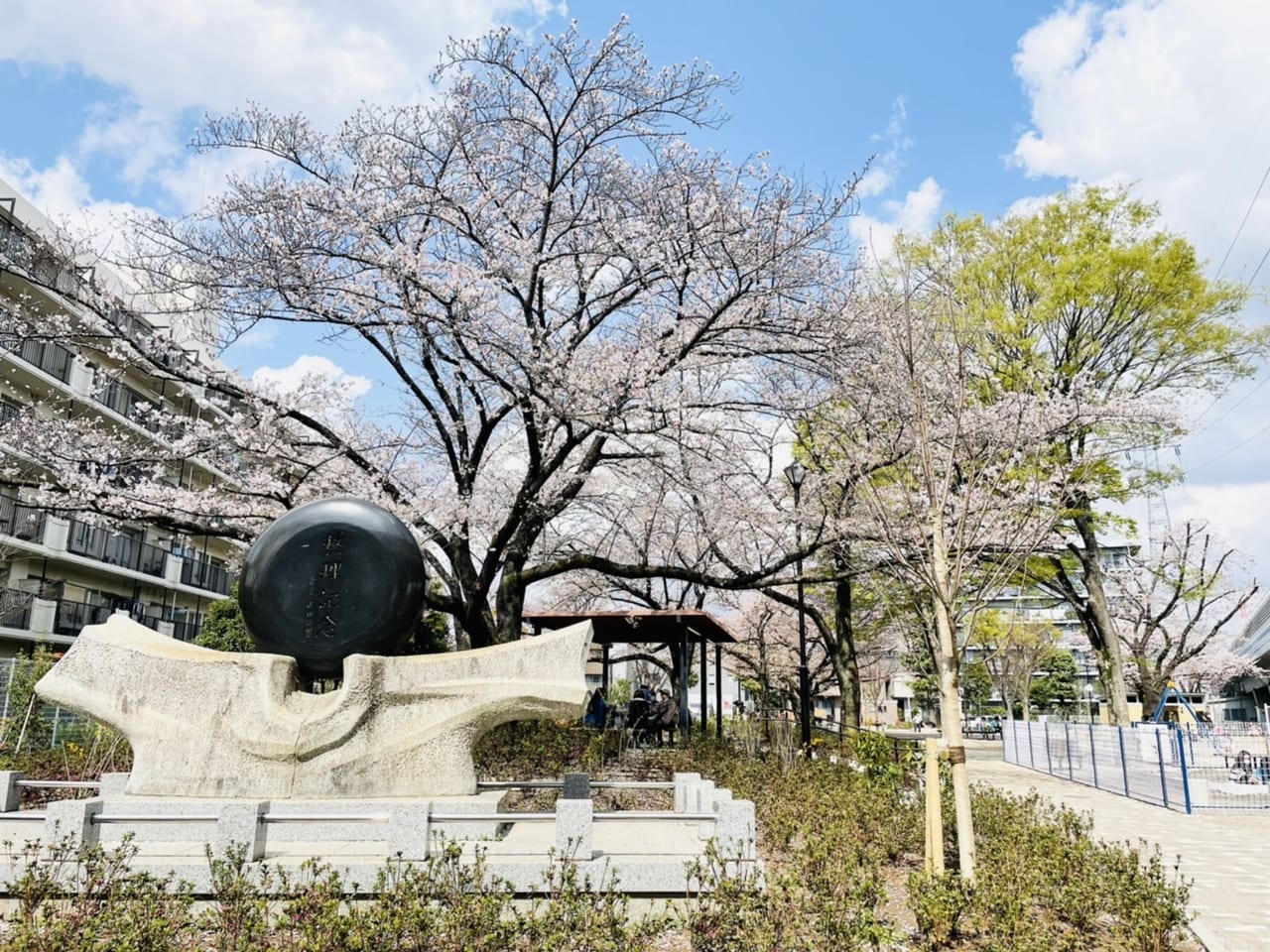 鎌倉公園北側のモニュメントと桜