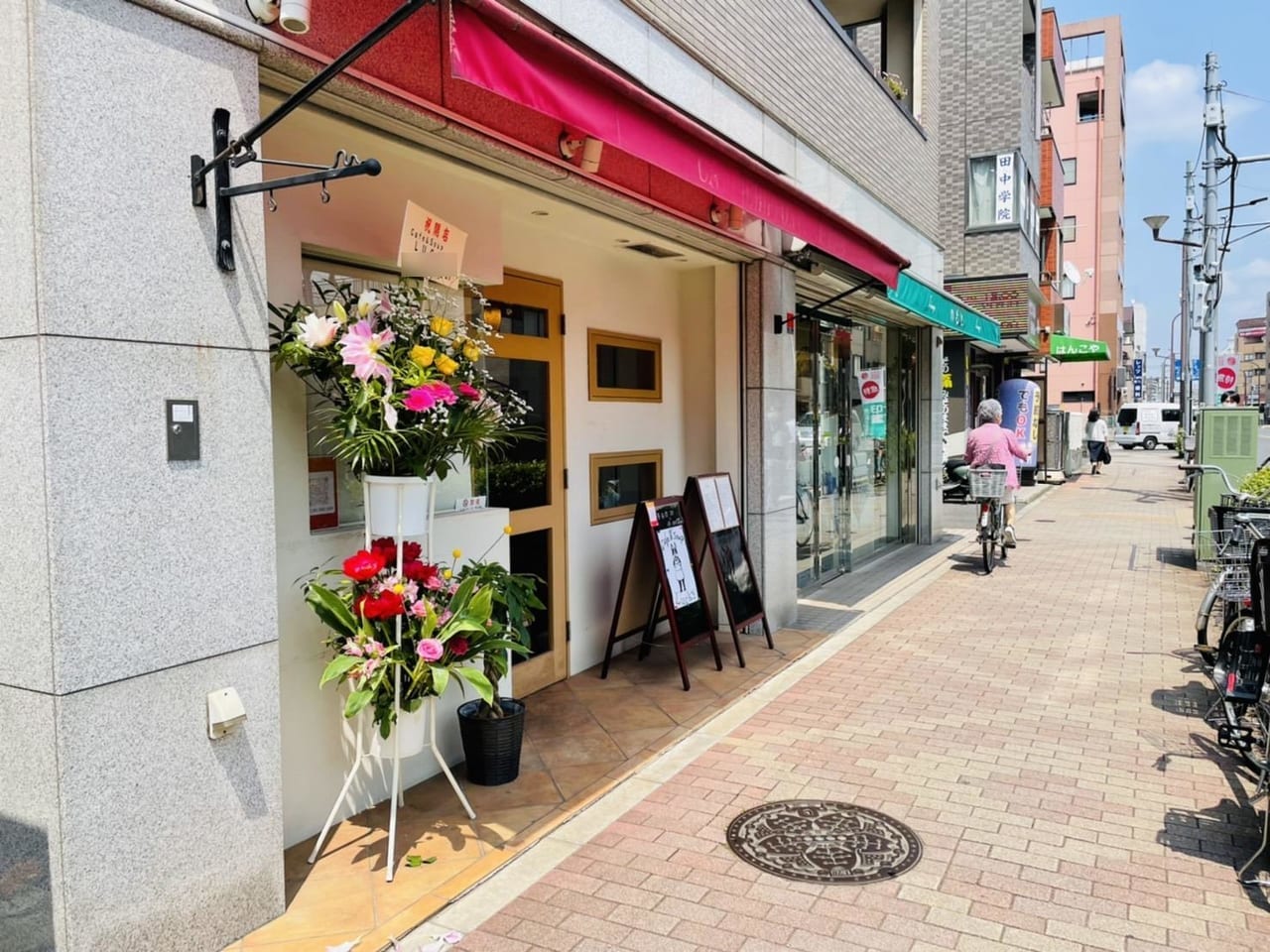 店頭にお祝いのお花発見