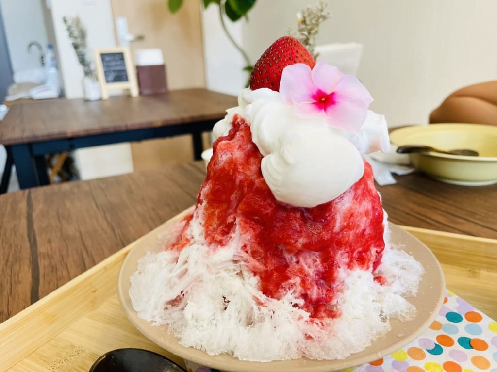 イチゴのかき氷、チーズクリームは別添えで