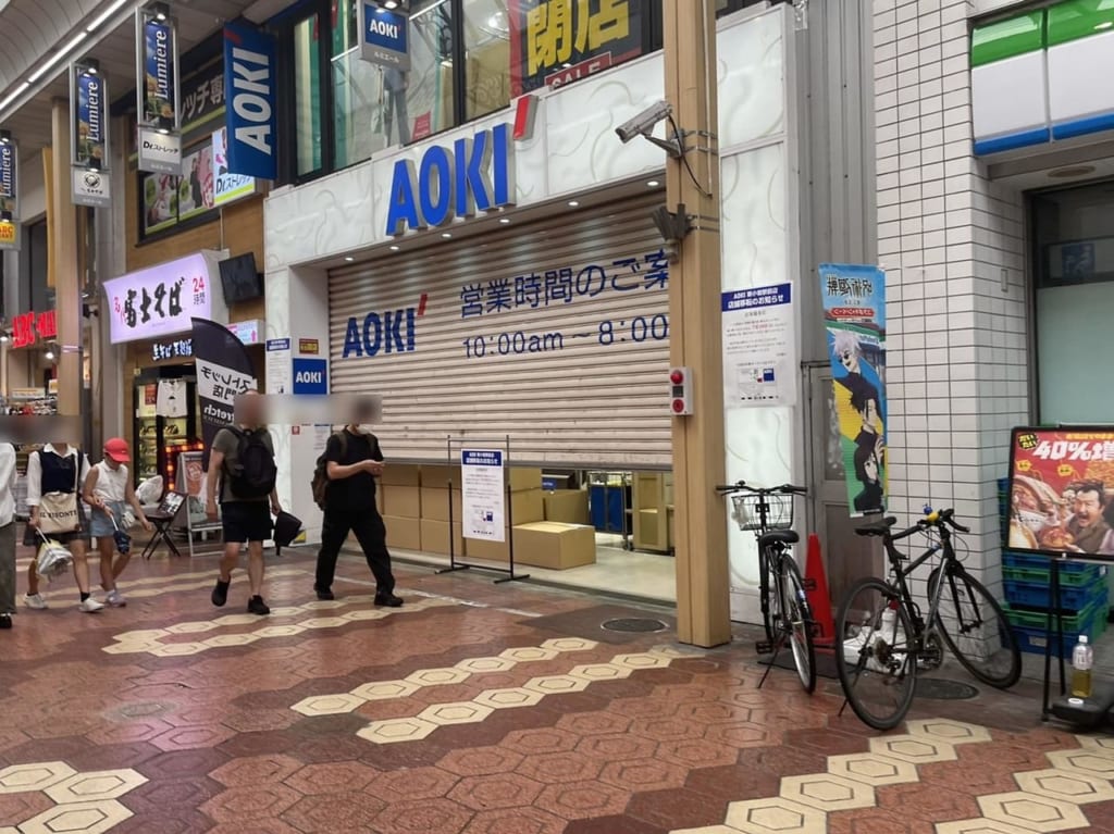 半分下りたシャッターに貼り紙発見