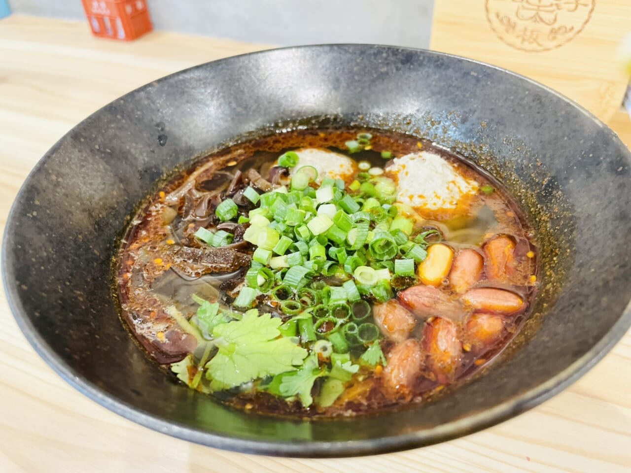 まっ赤なスープに緑が映える「麻辣春雨麺」