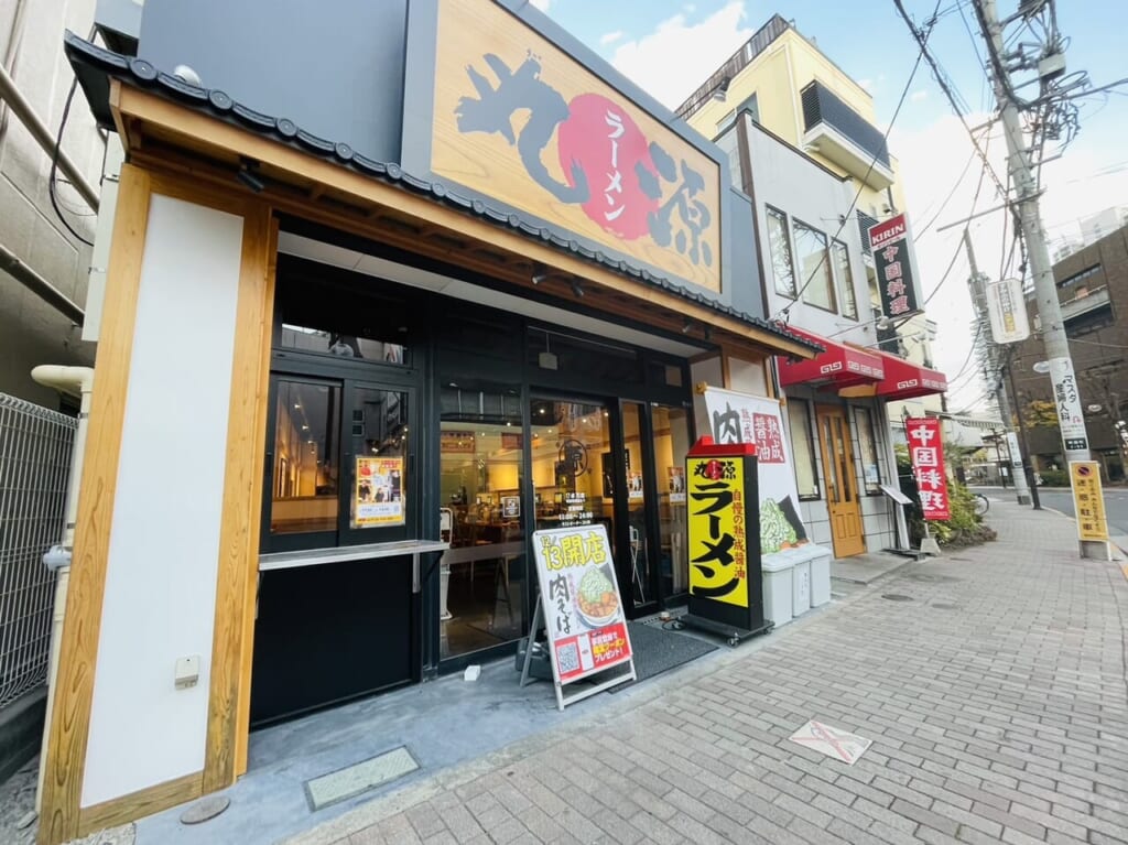 開店を待つばかりの「丸源ラーメン金町店」店頭