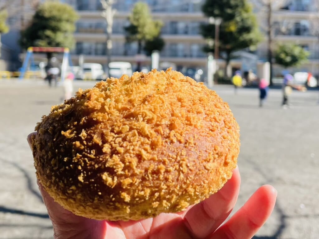 ぱっと見は普通のカレーパン