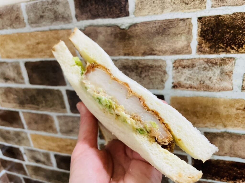 お肉の分厚いチキンカツサンド
