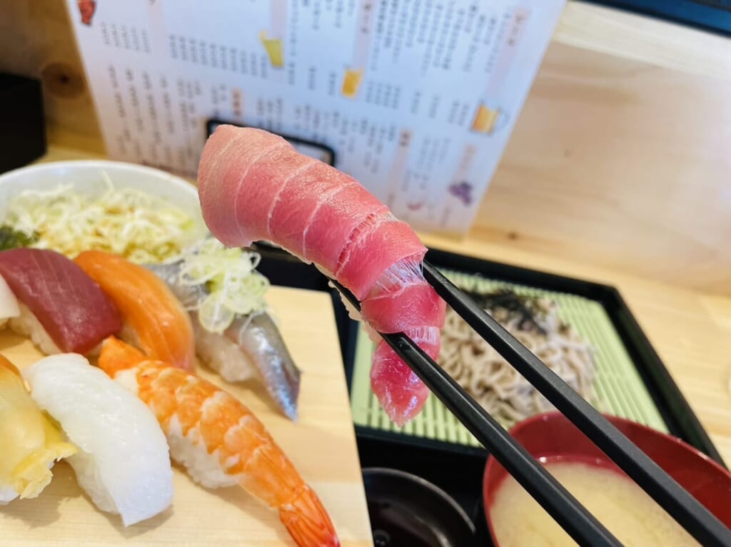 見るからにおいしそうなランチにぎりのトロ