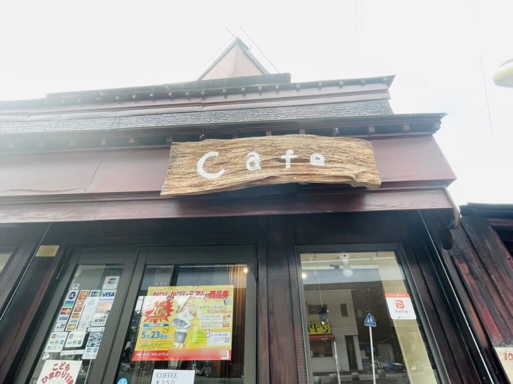 店舗入り口に掲げられた「Cafe」の看板