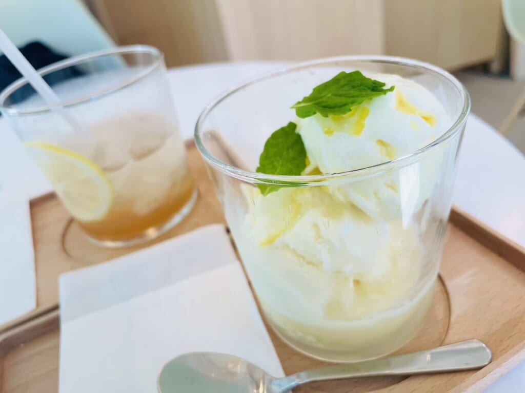 バニラアイスにレモンシロップを効かせたさわやかなデザート