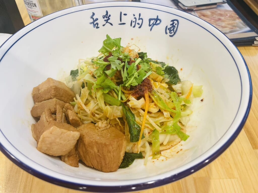 青山餃子房亀有店のヨウポービャンビャン麺