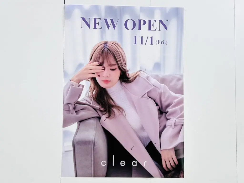 「NEW OPEN」のポスターはレディスファッションの「clear」