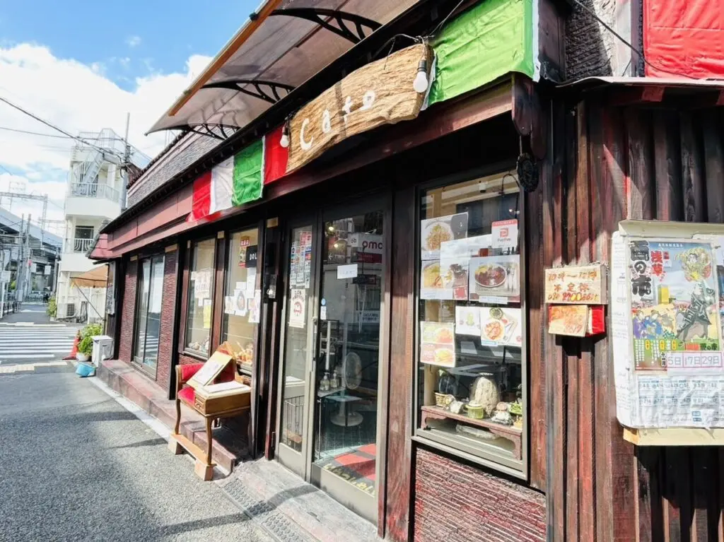 ジャマイカ風kラーリングの看板がかかった「レトロカフェ」店頭の様子