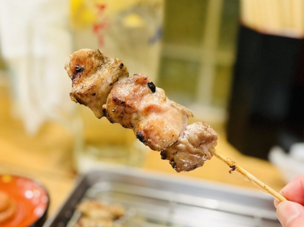 炭火で焼き上げられた鶏モモ串