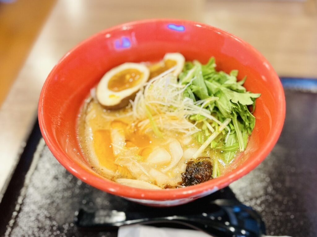 彩りも美しい「寄り道酒場」の海老ラーメン