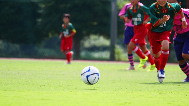 サッカーに興じる子どもたち