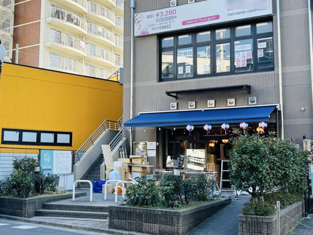 青いテントに様変わりした「やきとりにしだ場京成高砂店」店頭