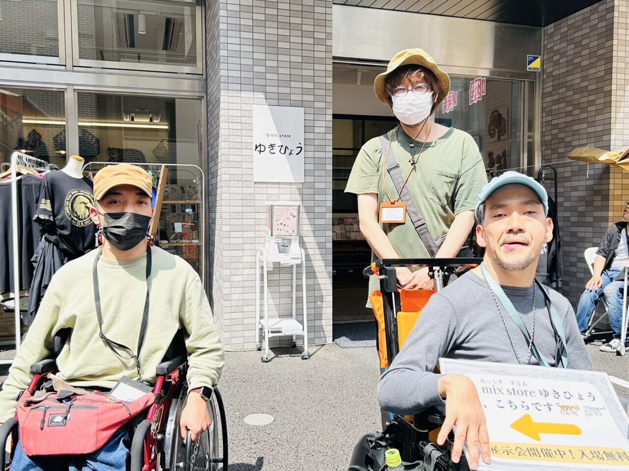 「か・い・ぜ・ん展」開催中のゆきひょう前で、代表黒澤さんと利用者のみなさん