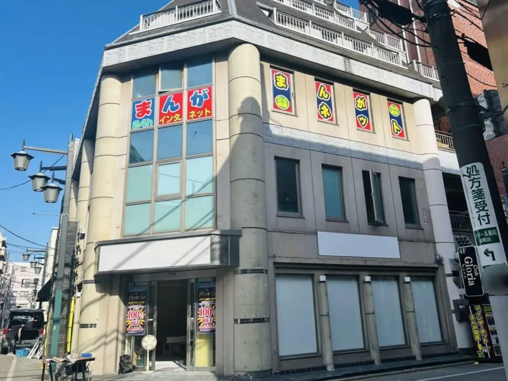 改装工事真っ最中の店頭でオープンのお知らせ開始