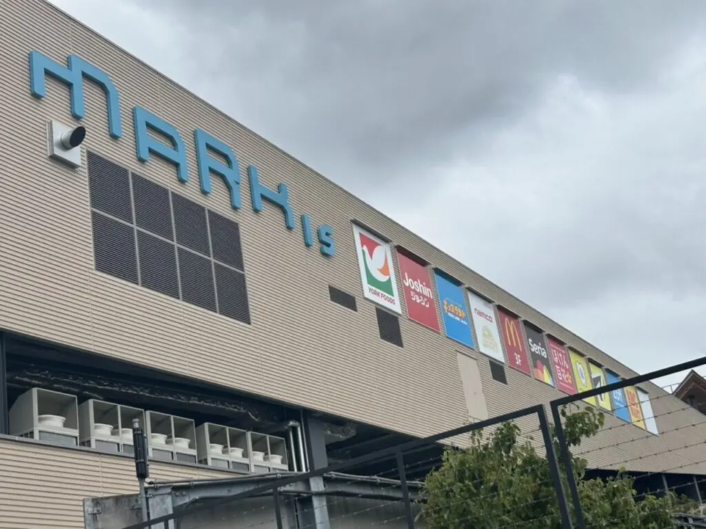 各ショップの看板も着いた「MARK IS 葛飾かなまち」JR線路側の様子