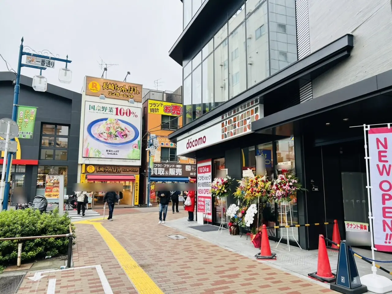 お祝いのお花が並ぶ1階テナント