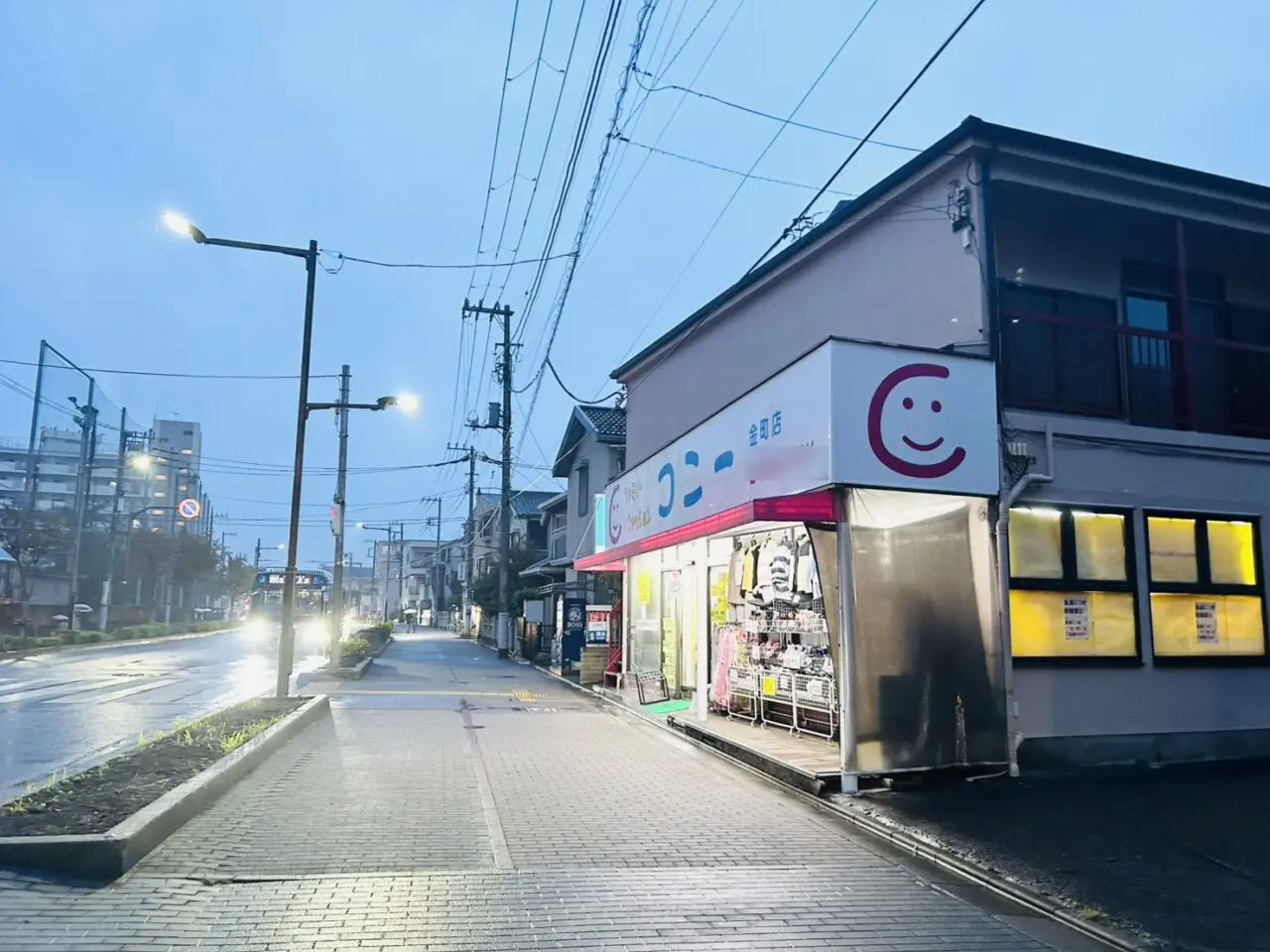 「ファミリーファッションコニー金町店」のある通りの様子