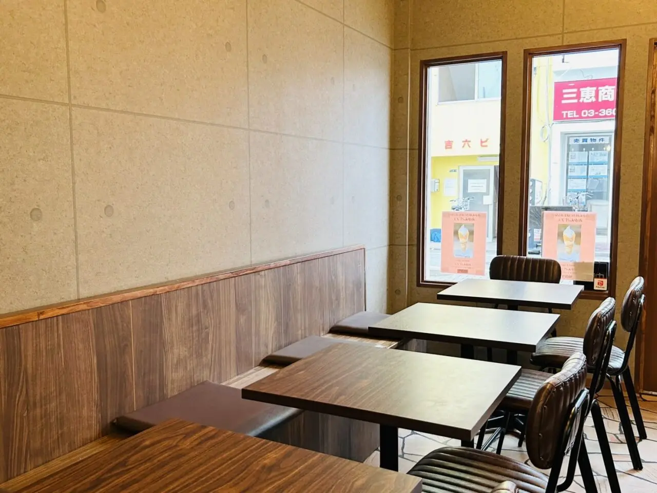 新しくなった「純喫茶シャレード」店内の様子