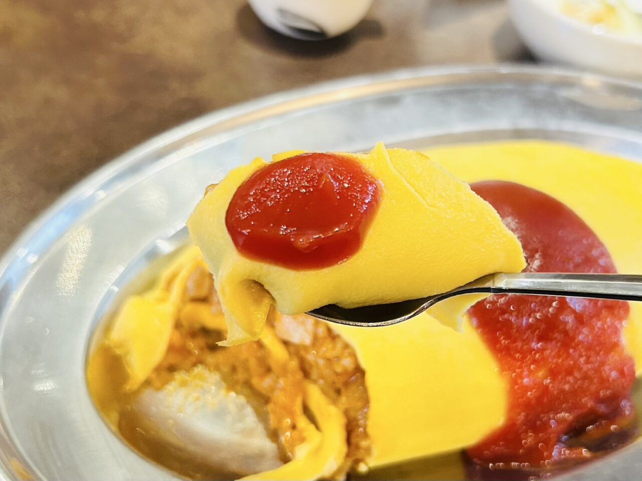 チキンライスがたっぷり包まれた「シャレード」のオムライス