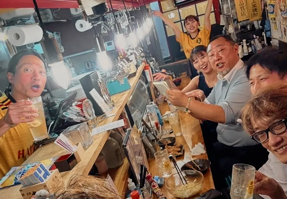 多くのお客さんに囲まれる大野さん