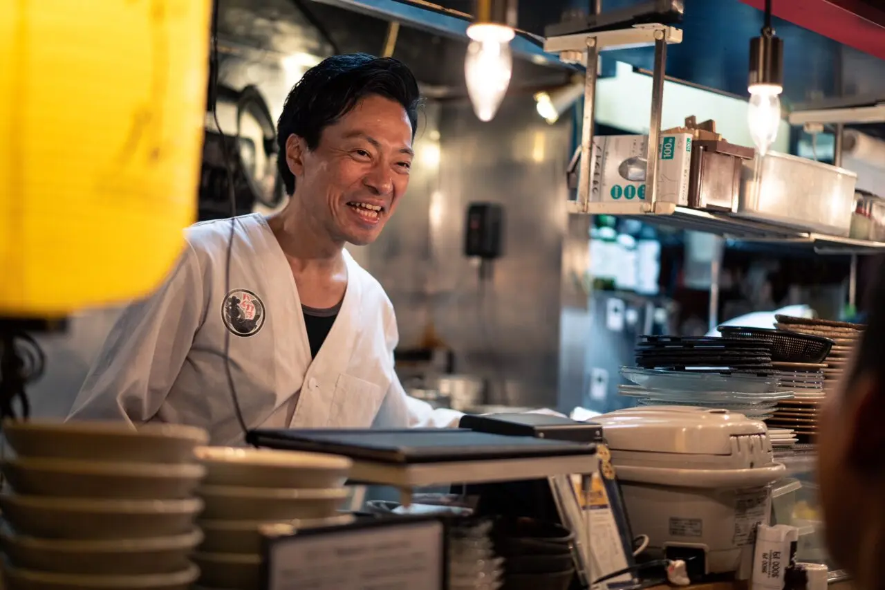 カウンターに立つトリサカバ ハイカラ店主大野さん