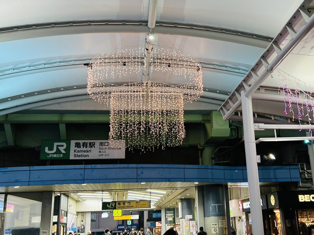 駅出口の大きな光のシャンデリア