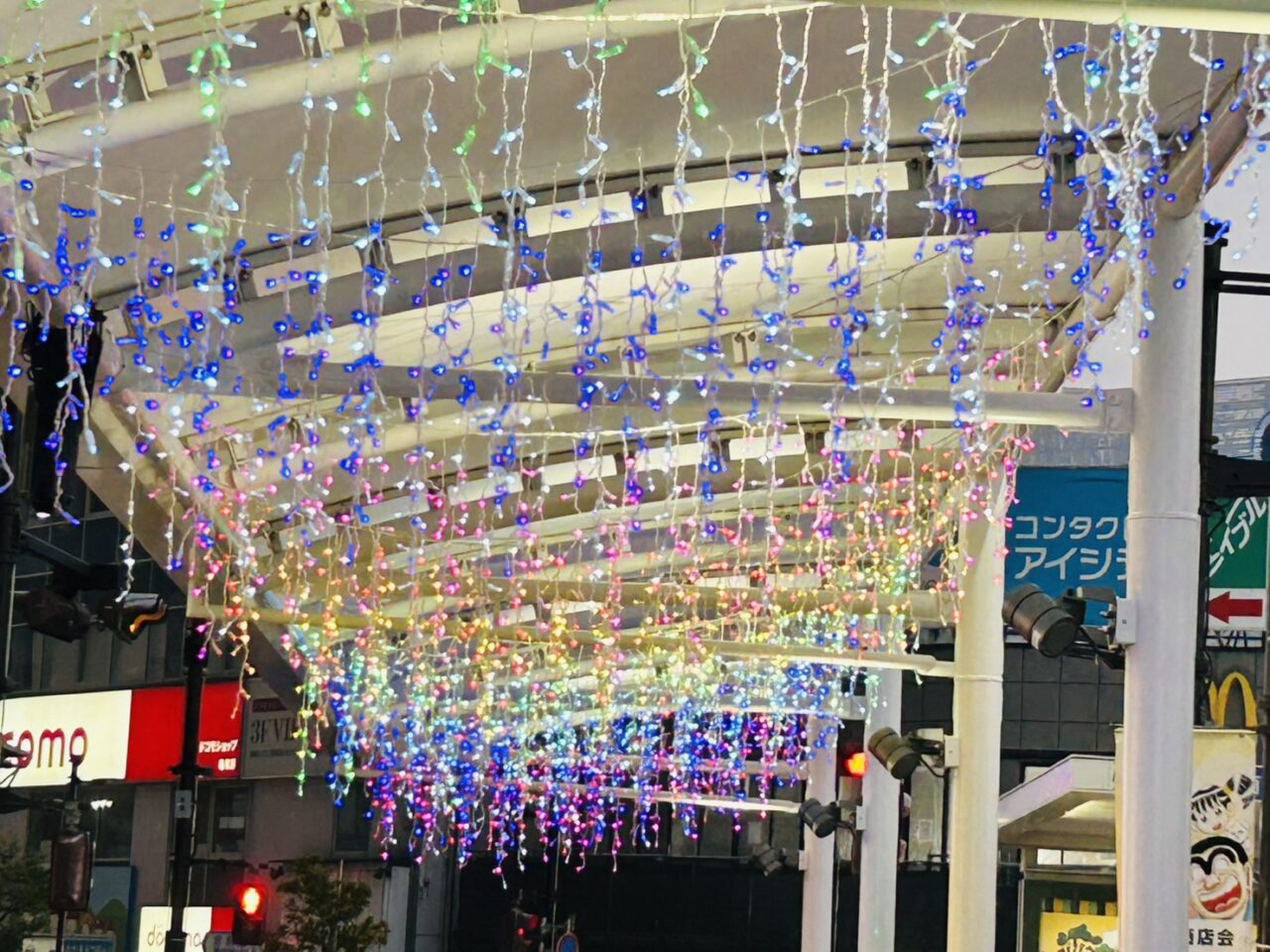 虹色の灯りの屋根