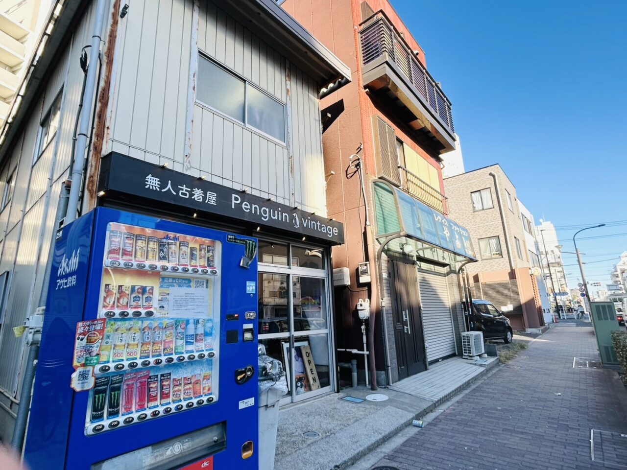 無人古着屋Penguin vintageの店頭の様子