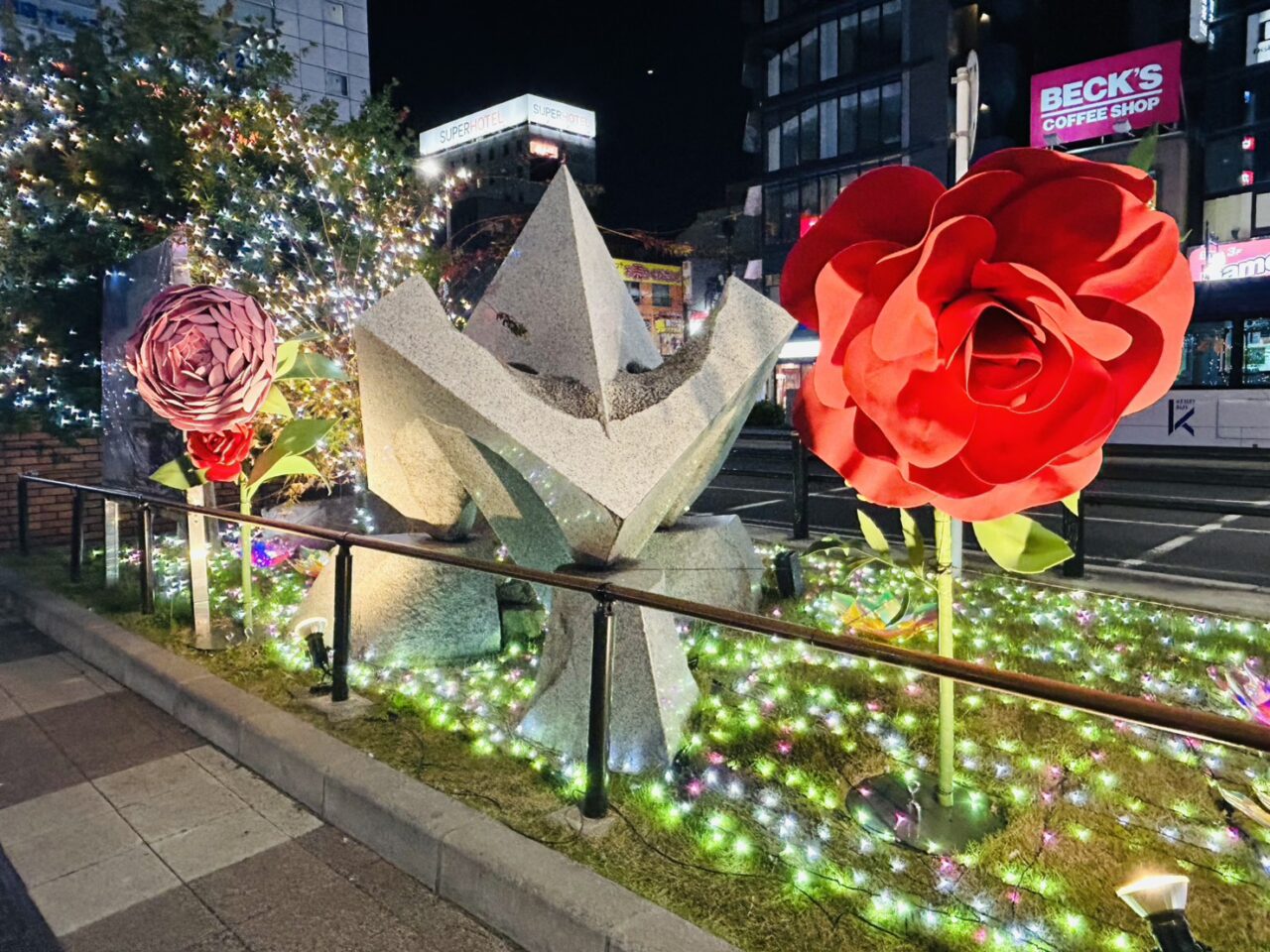新小岩駅南側の大きな花のイルミネーション