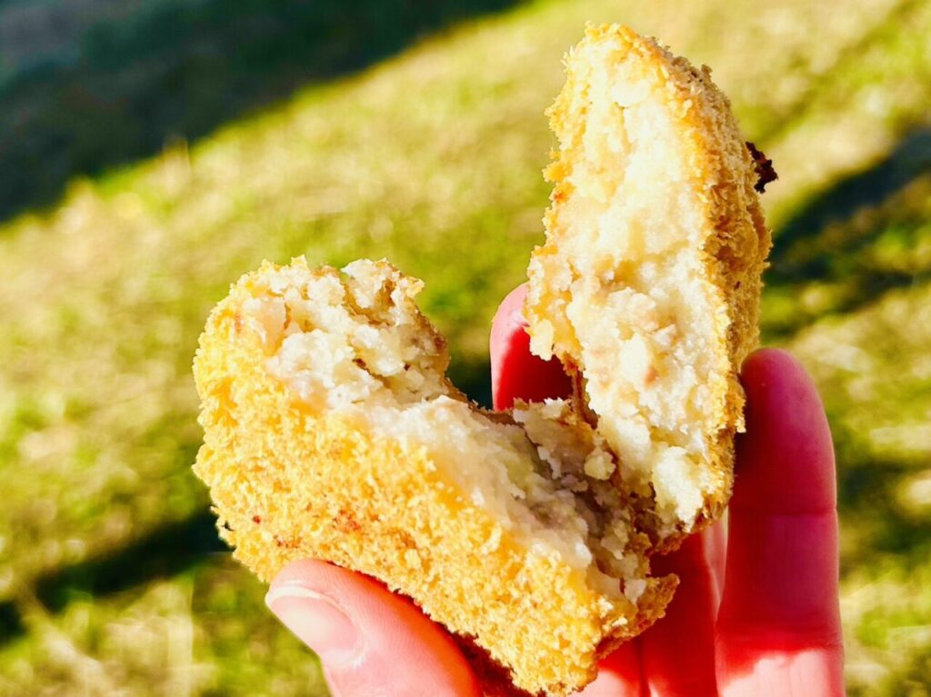 半分に割った赤堀精肉店のコロッケ