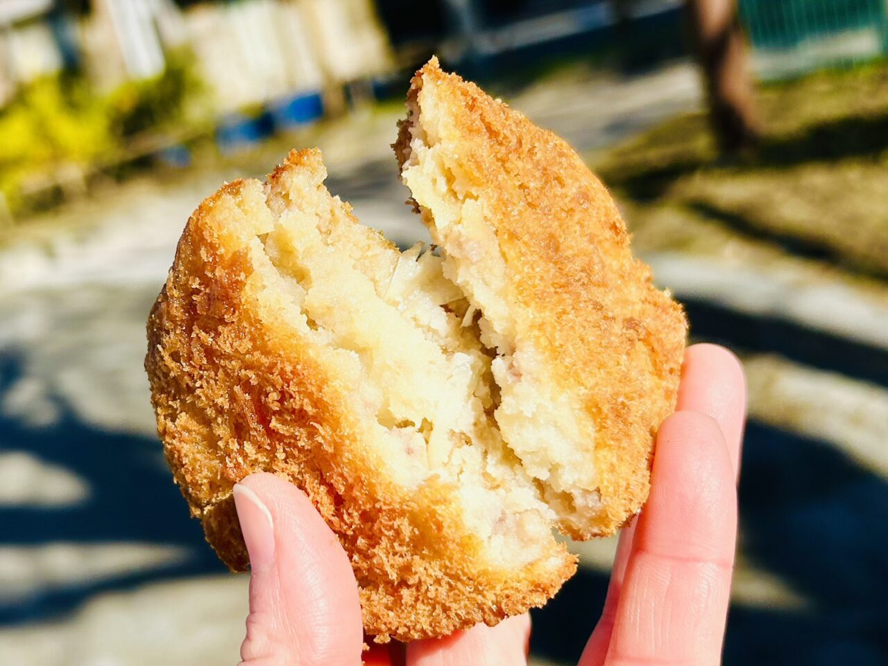 半分に割った「海老沼精肉店」のコロッケ